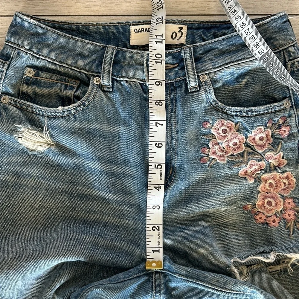 Garage MOM jeans embroidered distressed size 3